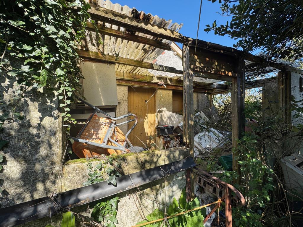 Lot: 135 - DETACHED BUNGALOW FOR TOTAL REFURBISHMENT WITH POTENTIAL - Side of property